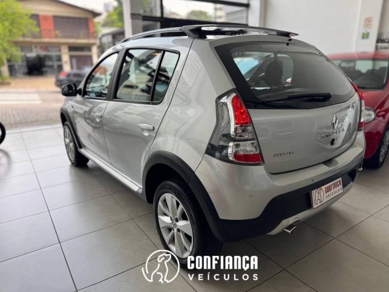 RENAULT - SANDERO - 2013/2014 - Prata - R$ 44.900,00