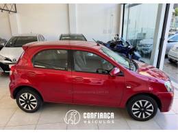 TOYOTA - ETIOS - 2017/2018 - Vermelha - R$ 61.900,00