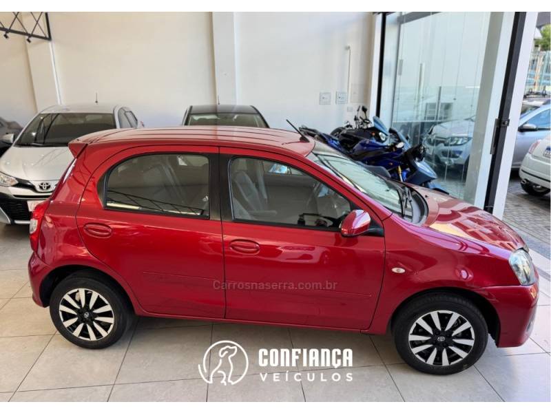 TOYOTA - ETIOS - 2017/2018 - Vermelha - R$ 61.900,00