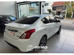 NISSAN - VERSA - 2016/2017 - Branca - R$ 61.900,00