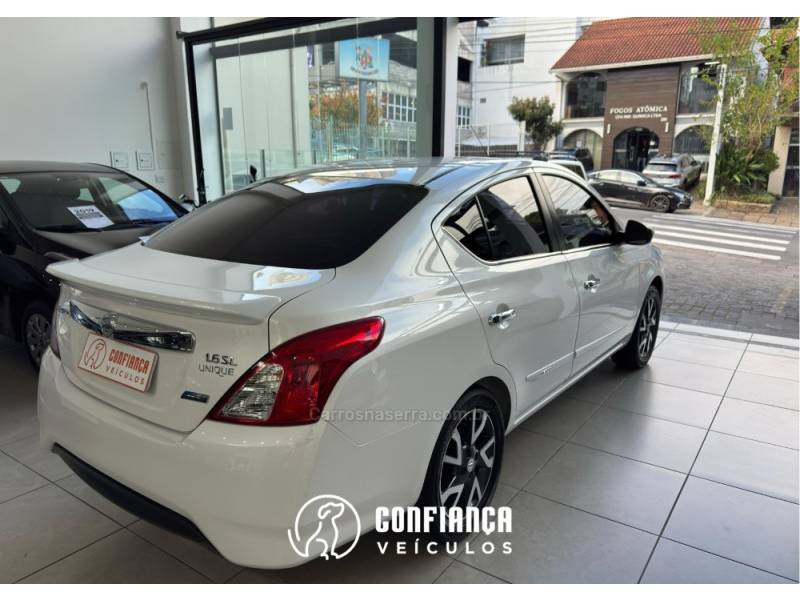 NISSAN - VERSA - 2016/2017 - Branca - R$ 61.900,00