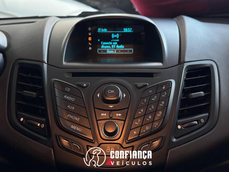 FORD - FIESTA - 2014/2015 - Branca - R$ 45.900,00