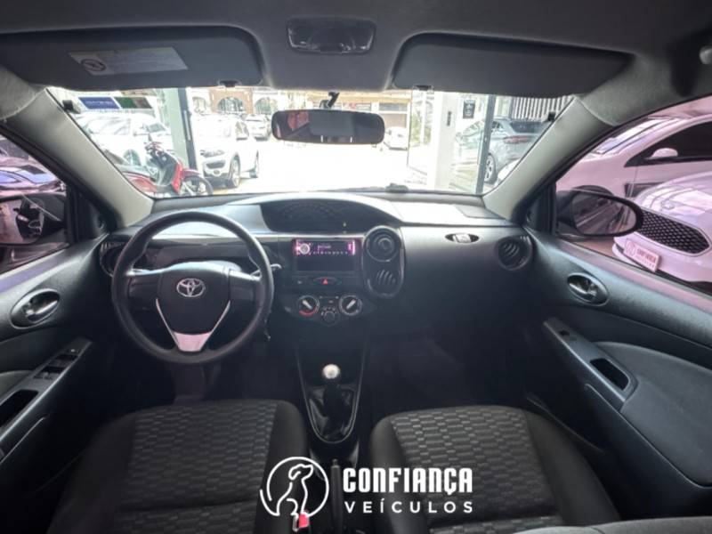 TOYOTA - ETIOS - 2015/2015 - Cinza - R$ 45.900,00