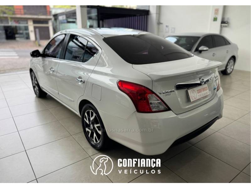 NISSAN - VERSA - 2016/2017 - Branca - R$ 61.900,00