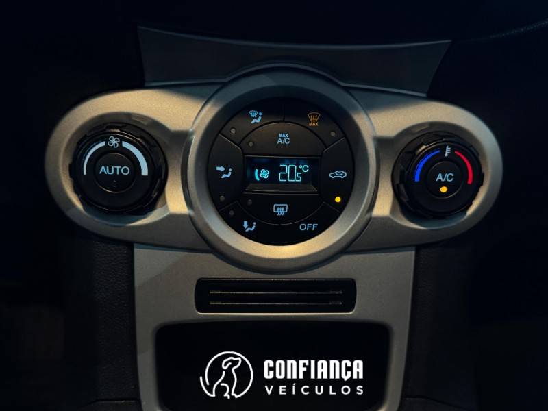 FORD - FIESTA - 2014/2015 - Branca - R$ 45.900,00