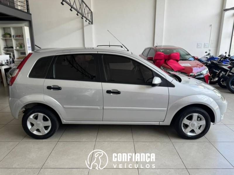 FORD - FIESTA - 2002/2003 - Prata - R$ 19.900,00