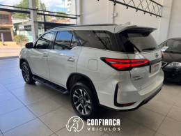 TOYOTA - HILUX SW4 - 2024/2024 - Branca - R$ 342.900,00
