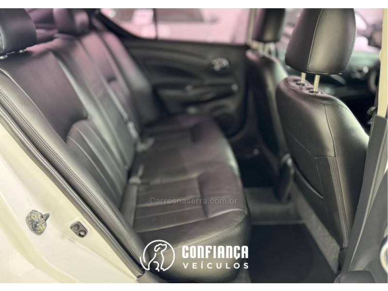 NISSAN - VERSA - 2016/2017 - Branca - R$ 61.900,00