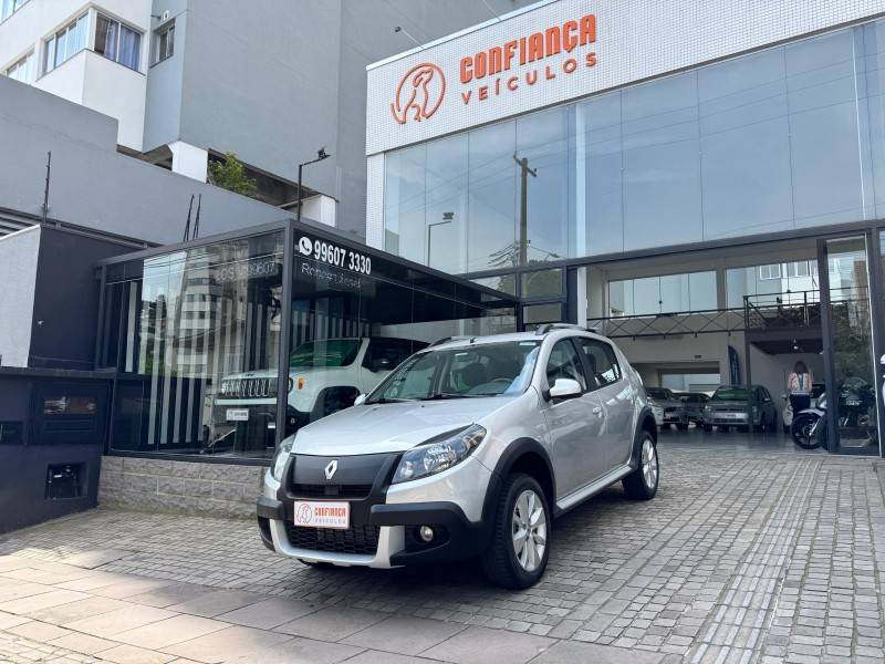 RENAULT - SANDERO - 2013/2014 - Prata - R$ 44.900,00