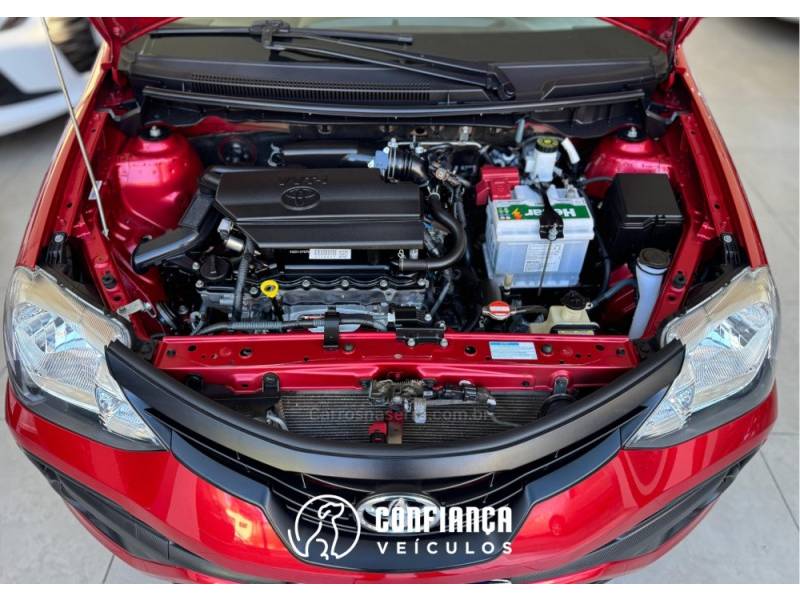TOYOTA - ETIOS - 2017/2018 - Vermelha - R$ 61.900,00