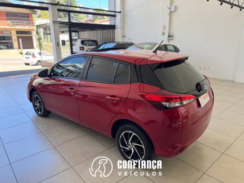 TOYOTA - YARIS - 2022/2023 - Vermelha - R$ 102.900,00