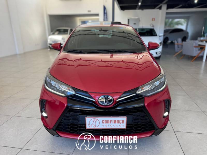 TOYOTA - YARIS - 2022/2023 - Vermelha - R$ 96.900,00