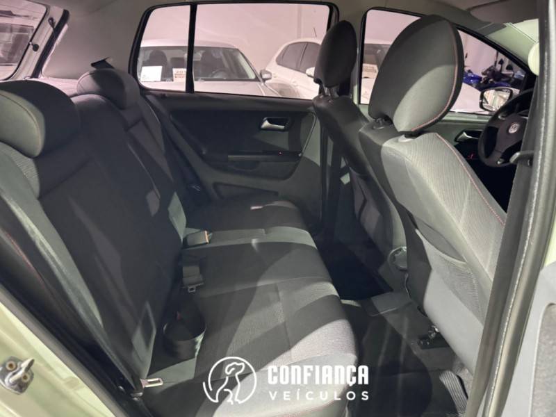 VOLKSWAGEN - FOX - 2010/2010 - Bege - R$ 37.900,00