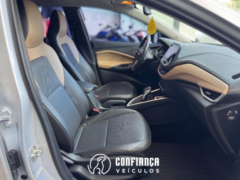 CHEVROLET - ONIX - 2022/2023 - Prata - R$ 87.900,00