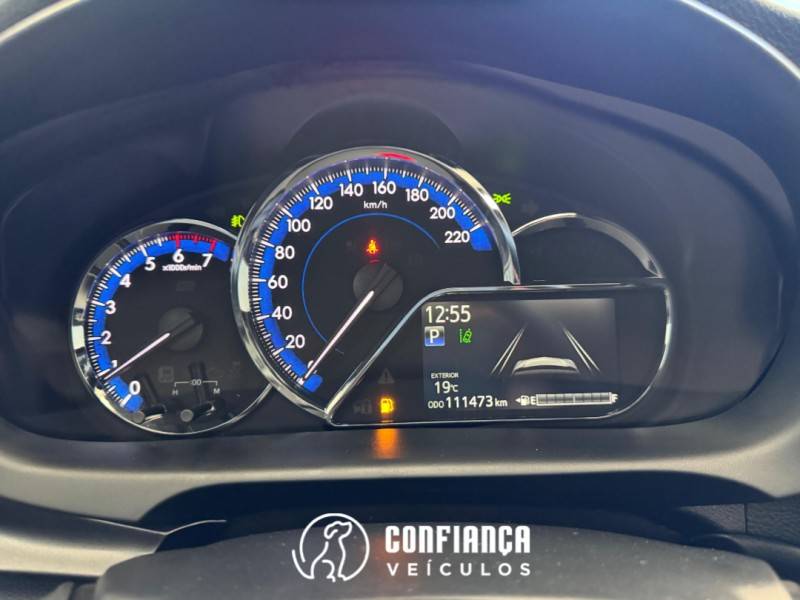 TOYOTA - YARIS - 2022/2023 - Vermelha - R$ 96.900,00