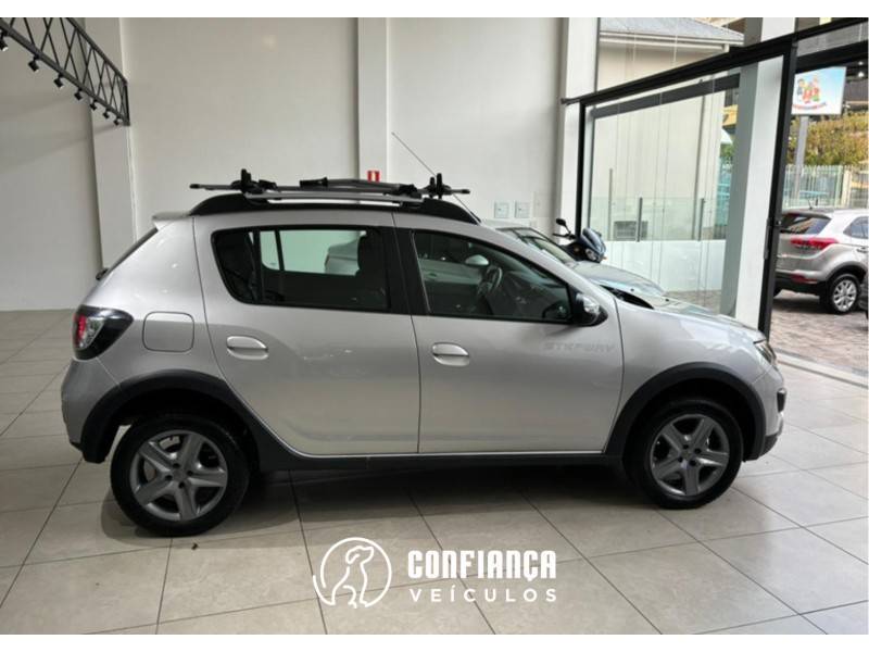 RENAULT - SANDERO - 2018/2019 - Prata - R$ 54.900,00