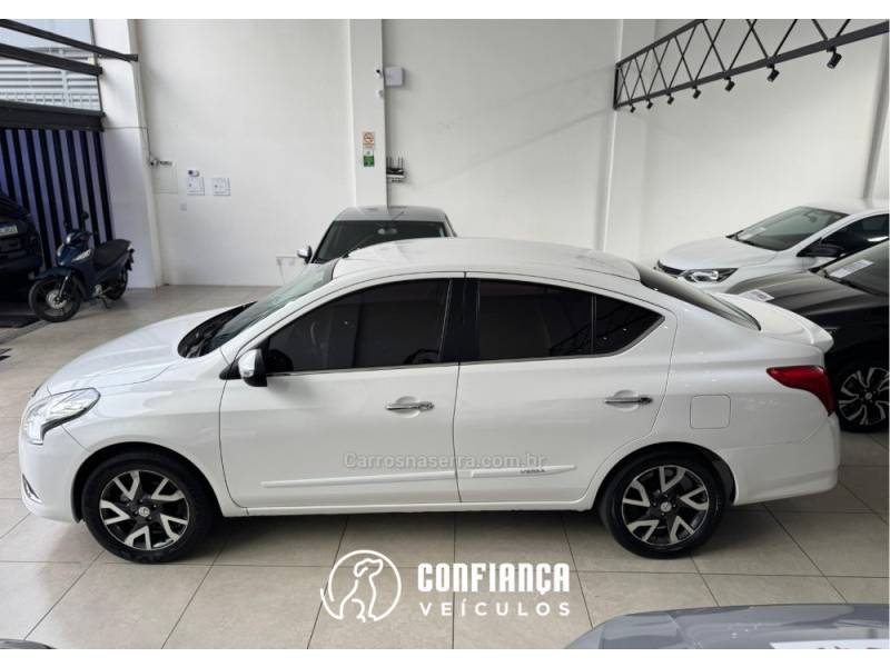 NISSAN - VERSA - 2016/2017 - Branca - R$ 61.900,00
