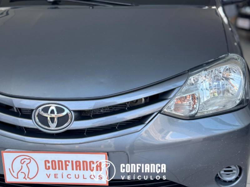 TOYOTA - ETIOS - 2015/2015 - Cinza - R$ 45.900,00