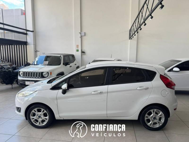 FORD - FIESTA - 2014/2015 - Branca - R$ 45.900,00