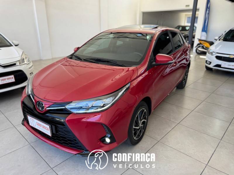 TOYOTA - YARIS - 2022/2023 - Vermelha - R$ 102.900,00