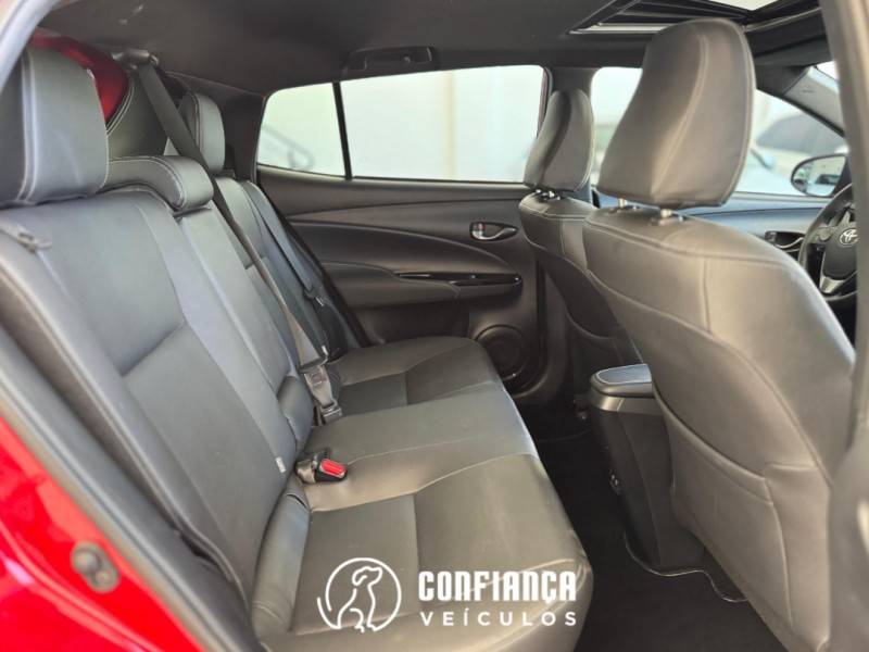 TOYOTA - YARIS - 2022/2023 - Vermelha - R$ 96.900,00