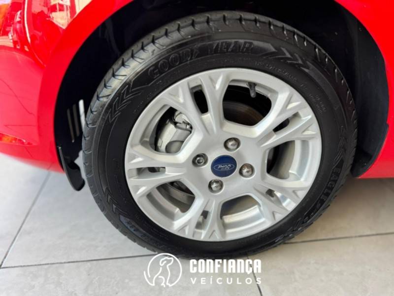 FORD - FIESTA - 2014/2015 - Vermelha - R$ 46.900,00