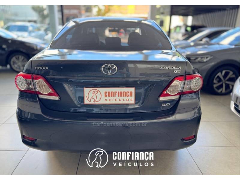 TOYOTA - COROLLA - 2011/2012 - Cinza - R$ 64.900,00