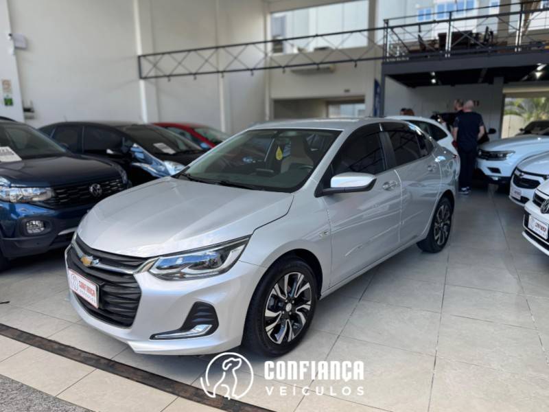 CHEVROLET - ONIX - 2022/2023 - Prata - R$ 87.900,00