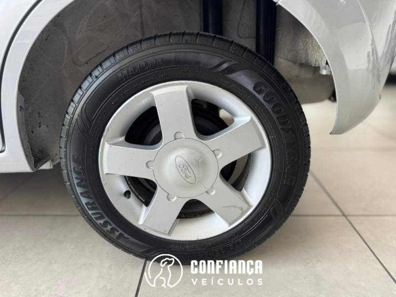 FORD - FIESTA - 2002/2003 - Prata - R$ 19.900,00