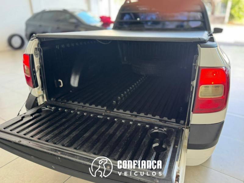 VOLKSWAGEN - SAVEIRO - 2013/2014 - Branca - R$ 46.900,00