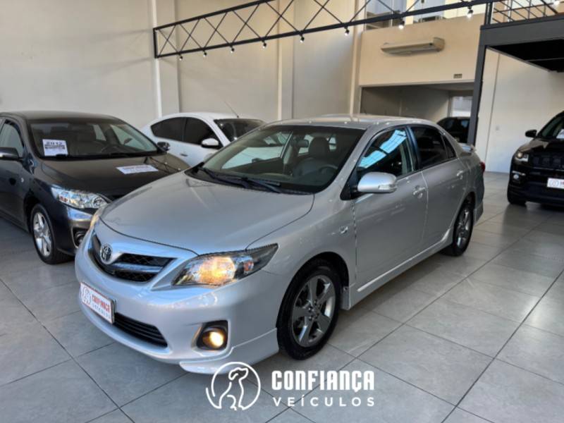 TOYOTA - COROLLA - 2013/2014 - Prata - R$ 74.900,00