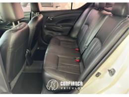 NISSAN - VERSA - 2016/2017 - Branca - R$ 61.900,00