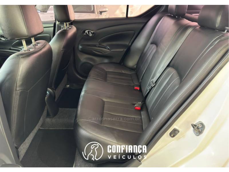 NISSAN - VERSA - 2016/2017 - Branca - R$ 61.900,00