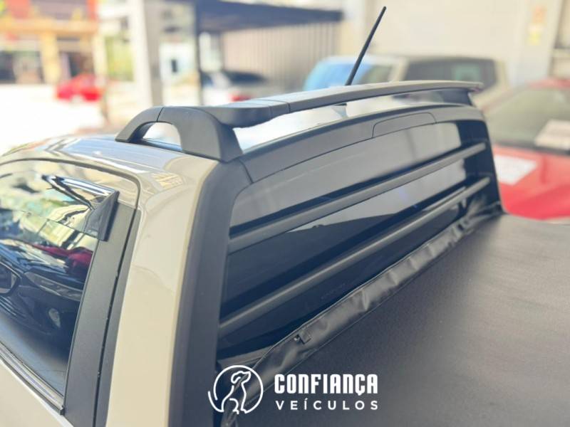 VOLKSWAGEN - SAVEIRO - 2013/2014 - Branca - R$ 46.900,00