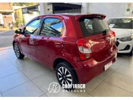 TOYOTA - ETIOS - 2017/2018 - Vermelha - R$ 61.900,00