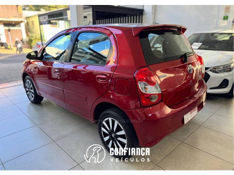 TOYOTA - ETIOS - 2017/2018 - Vermelha - R$ 61.900,00