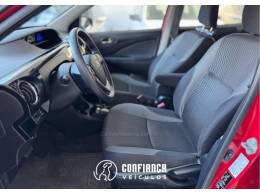 TOYOTA - ETIOS - 2017/2018 - Vermelha - R$ 61.900,00