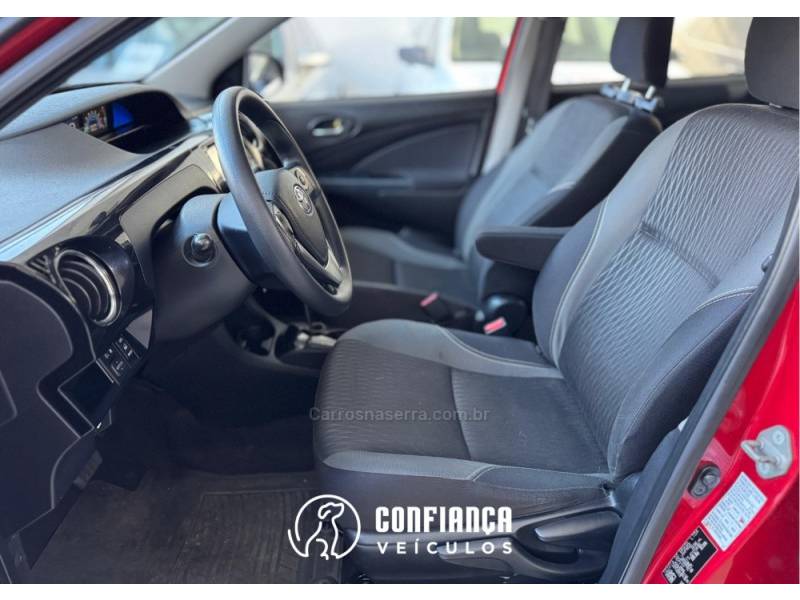 TOYOTA - ETIOS - 2017/2018 - Vermelha - R$ 61.900,00