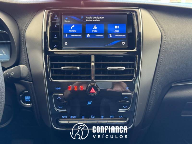 TOYOTA - YARIS - 2022/2023 - Vermelha - R$ 96.900,00