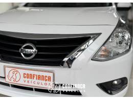 NISSAN - VERSA - 2016/2017 - Branca - R$ 61.900,00