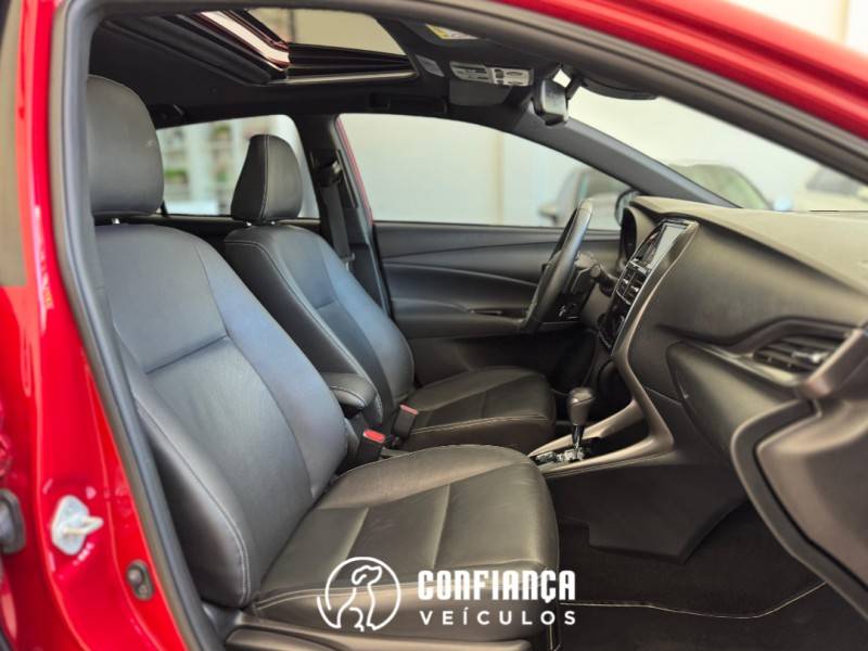 TOYOTA - YARIS - 2022/2023 - Vermelha - R$ 102.900,00