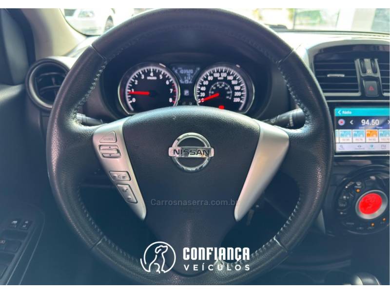 NISSAN - VERSA - 2016/2017 - Branca - R$ 61.900,00