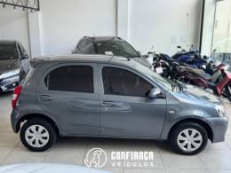 TOYOTA - ETIOS - 2015/2015 - Cinza - R$ 45.900,00