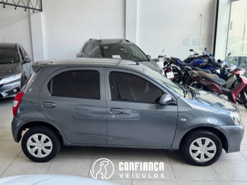 TOYOTA - ETIOS - 2015/2015 - Cinza - R$ 45.900,00