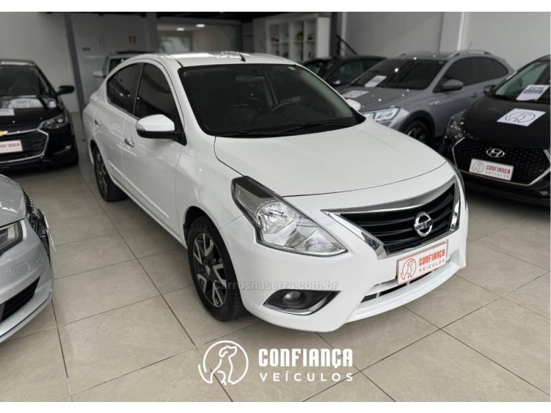 NISSAN - VERSA - 2016/2017 - Branca - R$ 61.900,00
