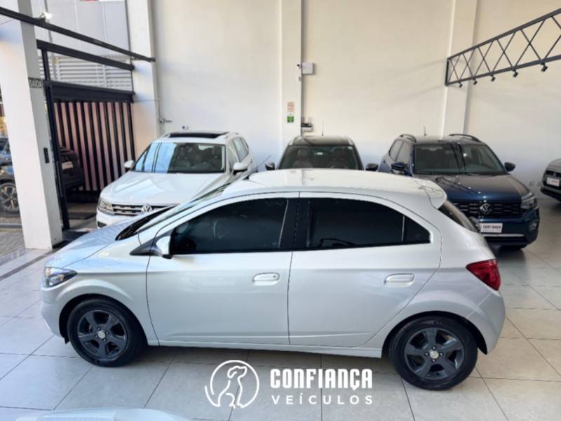 CHEVROLET - ONIX - 2018/2019 - Prata - R$ 62.900,00