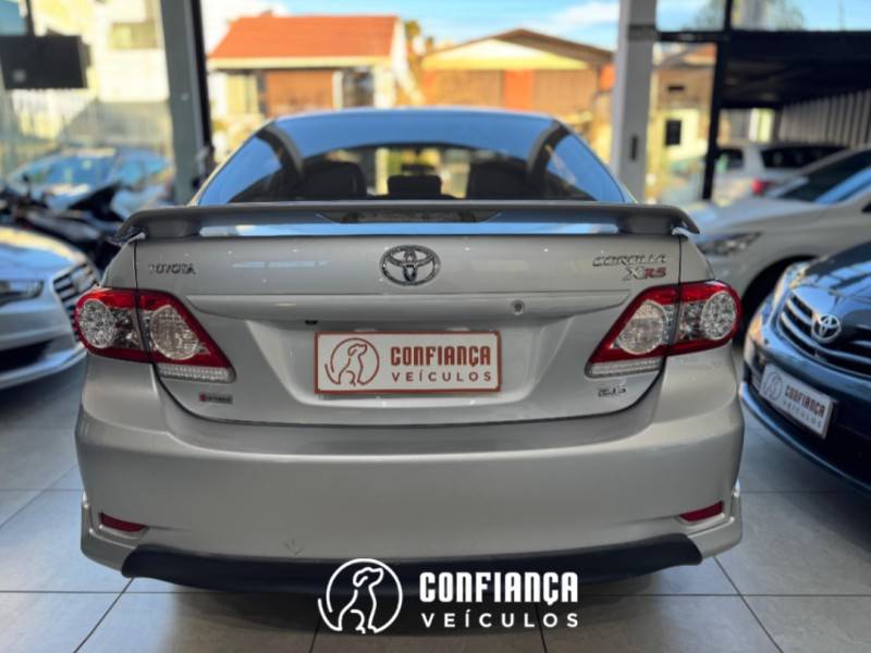 TOYOTA - COROLLA - 2013/2014 - Prata - R$ 74.900,00