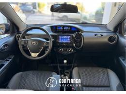 TOYOTA - ETIOS - 2017/2018 - Vermelha - R$ 61.900,00