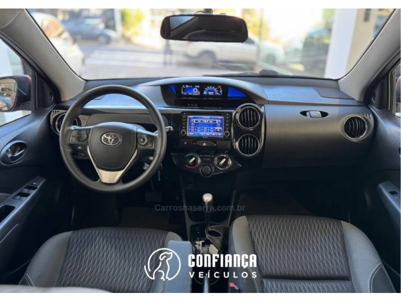 TOYOTA - ETIOS - 2017/2018 - Vermelha - R$ 61.900,00