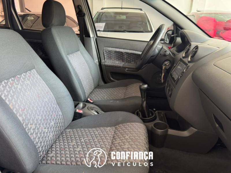 FORD - FIESTA - 2002/2003 - Prata - R$ 19.900,00